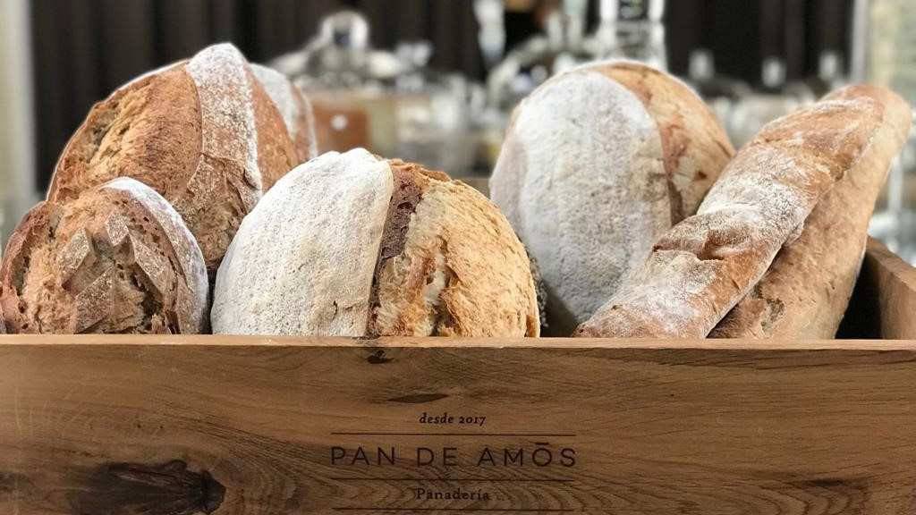 Jesús Sánchez abrió el obrador y panadería en su restaurante y ahora envía los productos a toda España.