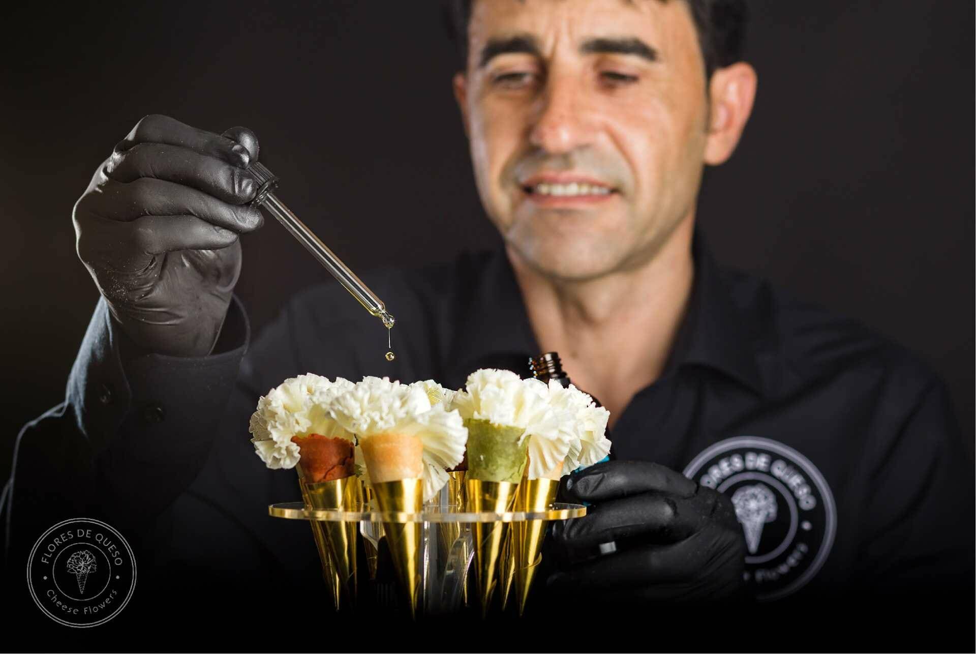 Santiago Mohedano y sus originales flores de queso