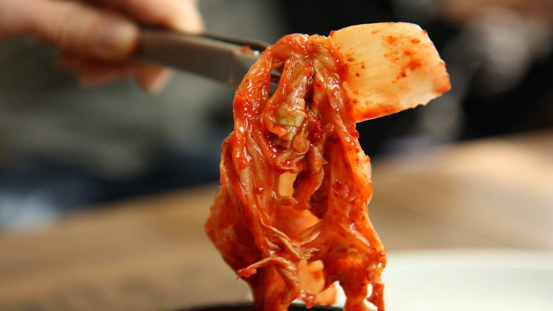 La col china y los copos de chile coreano son esenciales para realizar el Kimchi. 