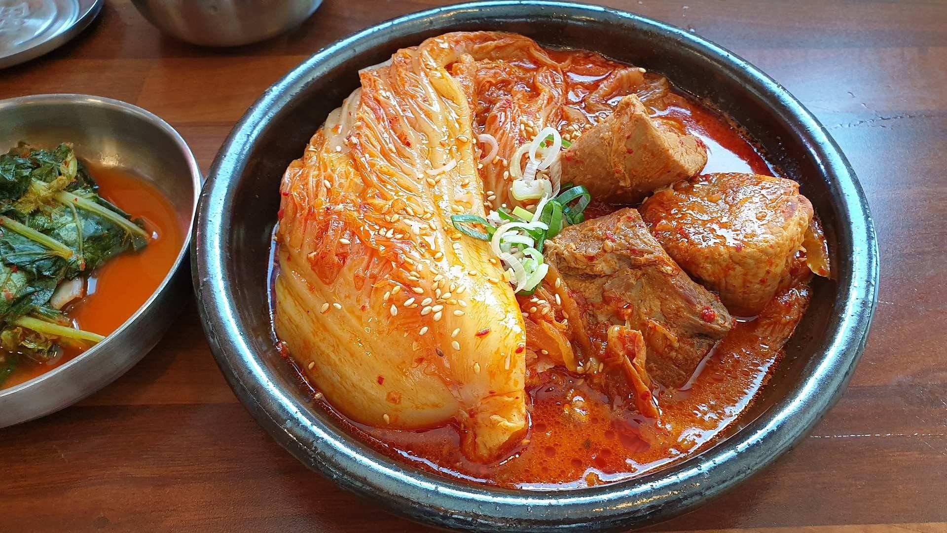 El Kimchi es un buen aliado para dar sabor a tus salsas y acompañar carnes o pescados.
