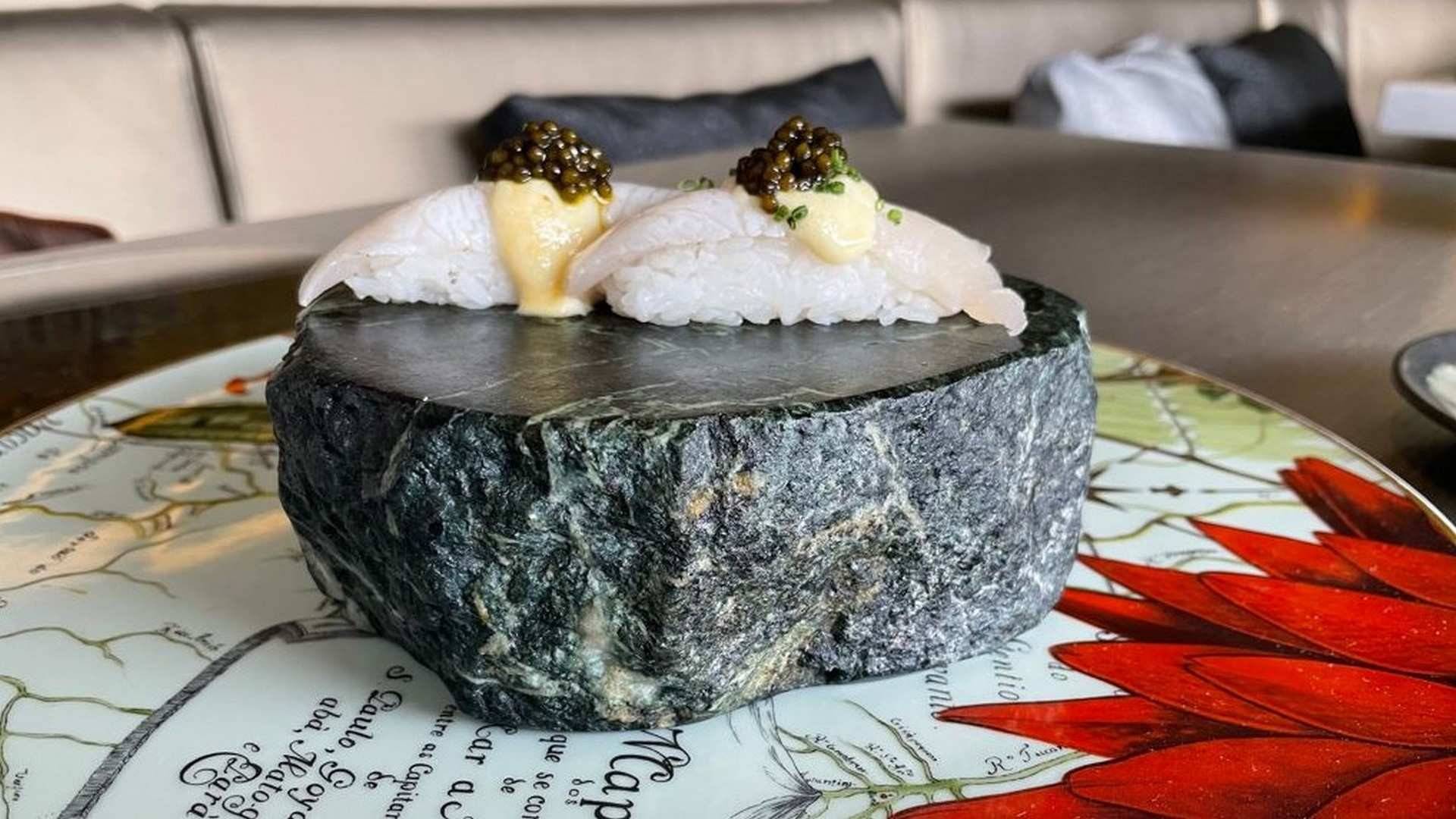 Niguiri de hamachi, mahonesa de caviar y tare