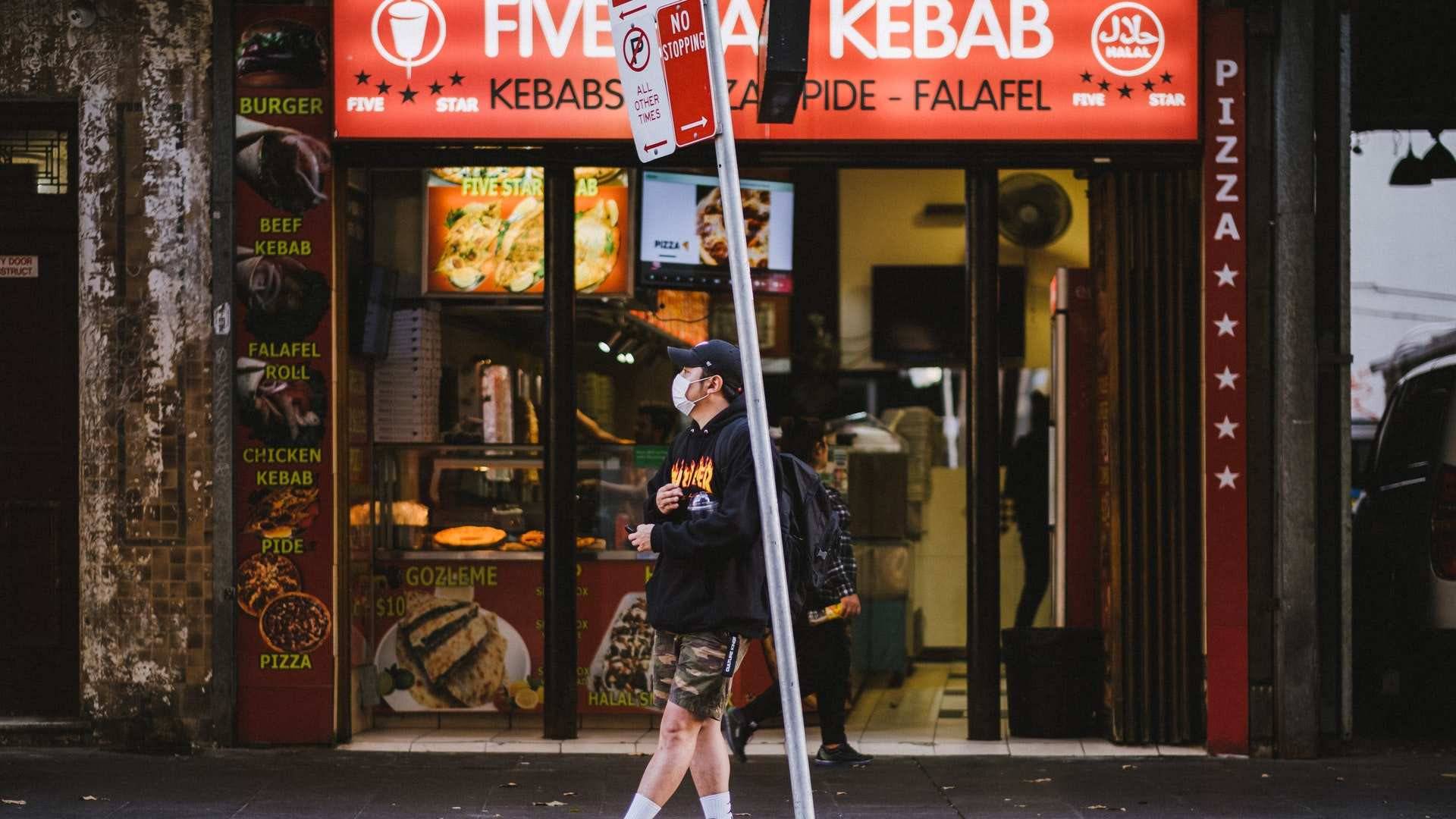 Los jóvenes son los principales consumidores de Döner Kebab en España, algunos ya lo tienen como costumbre.