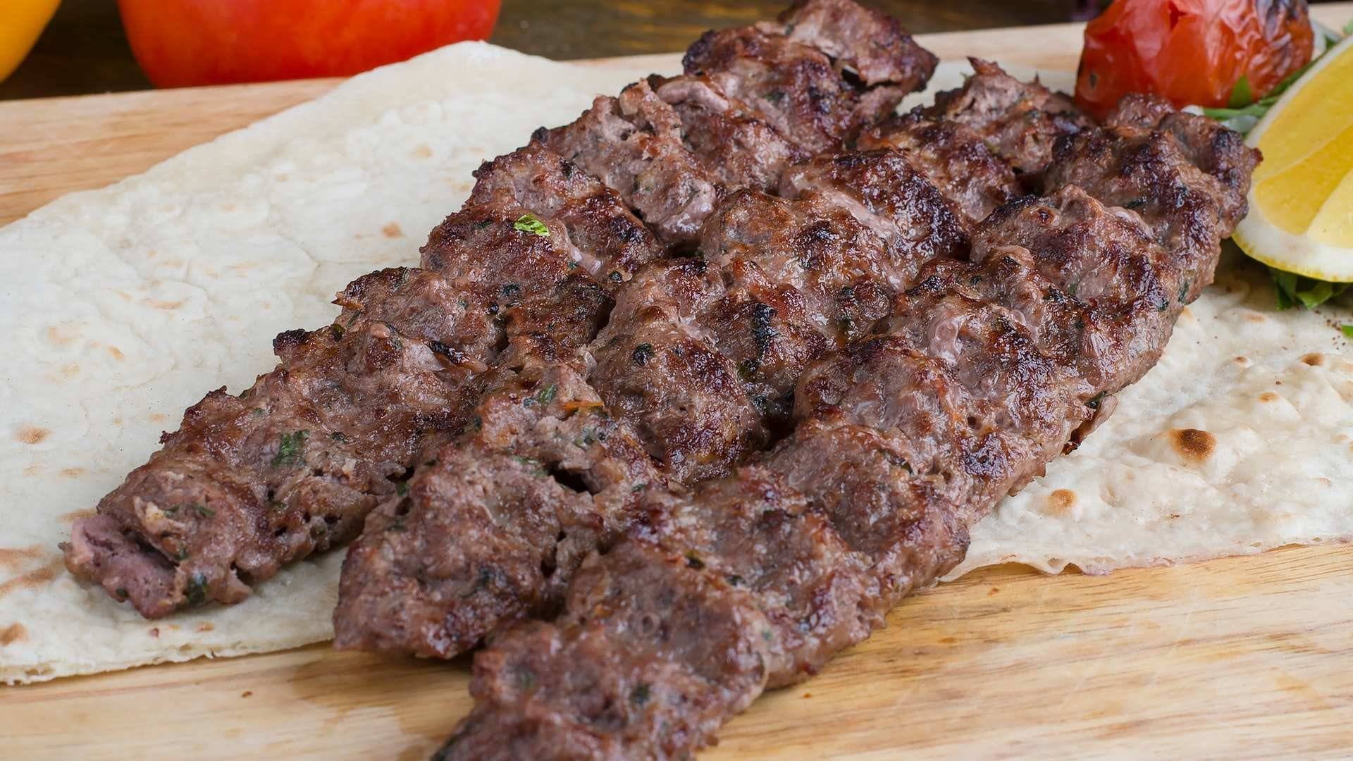 El Adama Kebab es uno de los predecesores del Döner Kebab, actualmente en Turquía se sigue elaborando esta variedad.