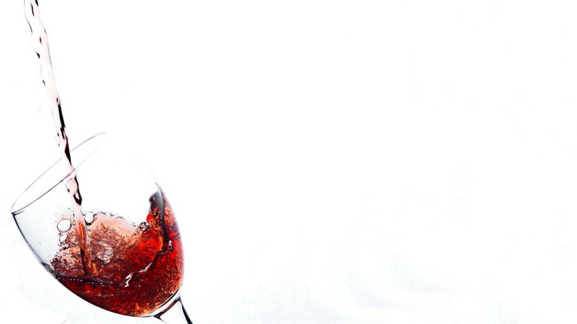 ¿Cómo servir una copa de vino? 5 conceptos básicos para servir el vino y hacerlo "bien"