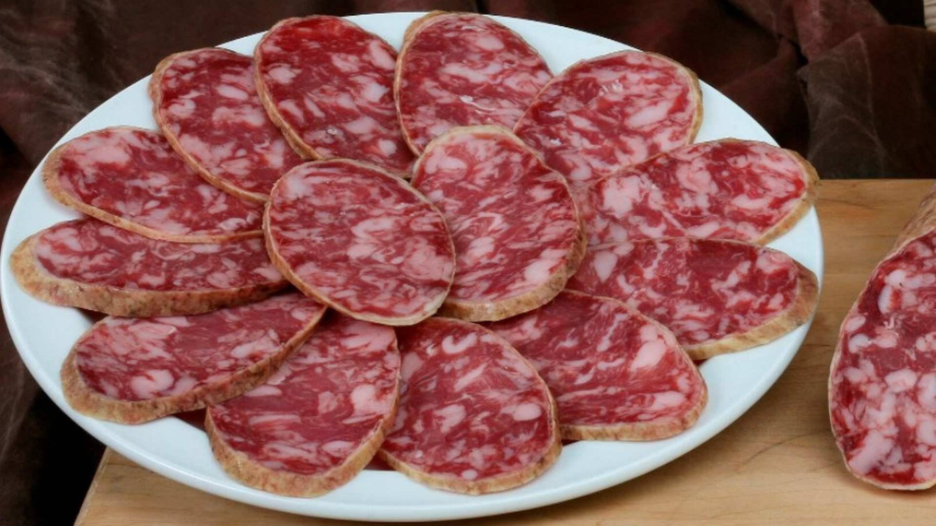 El salchichón se elabora únicamente con carne magra de cerdo y algún contenido de tocino