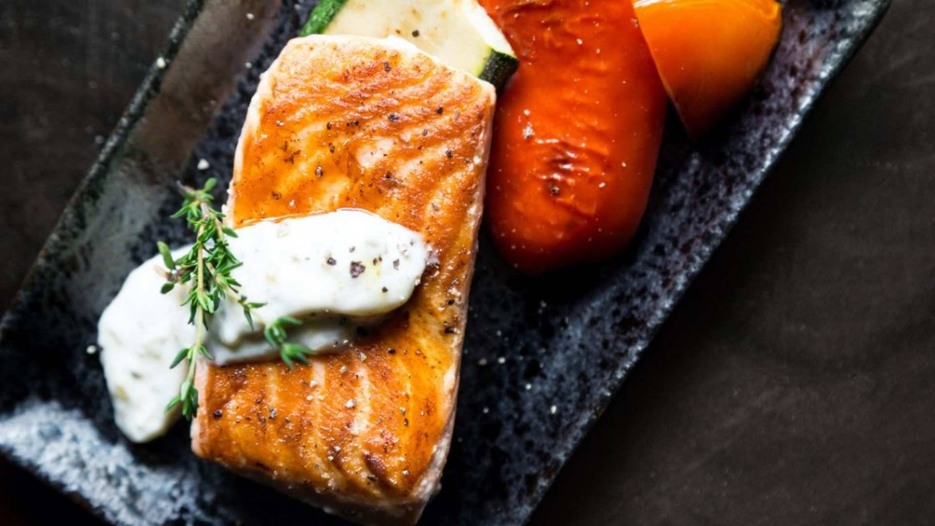Los pescados grasos, como el salmón, son uno de los alimentos aconsejables para las mujeres con menopausia