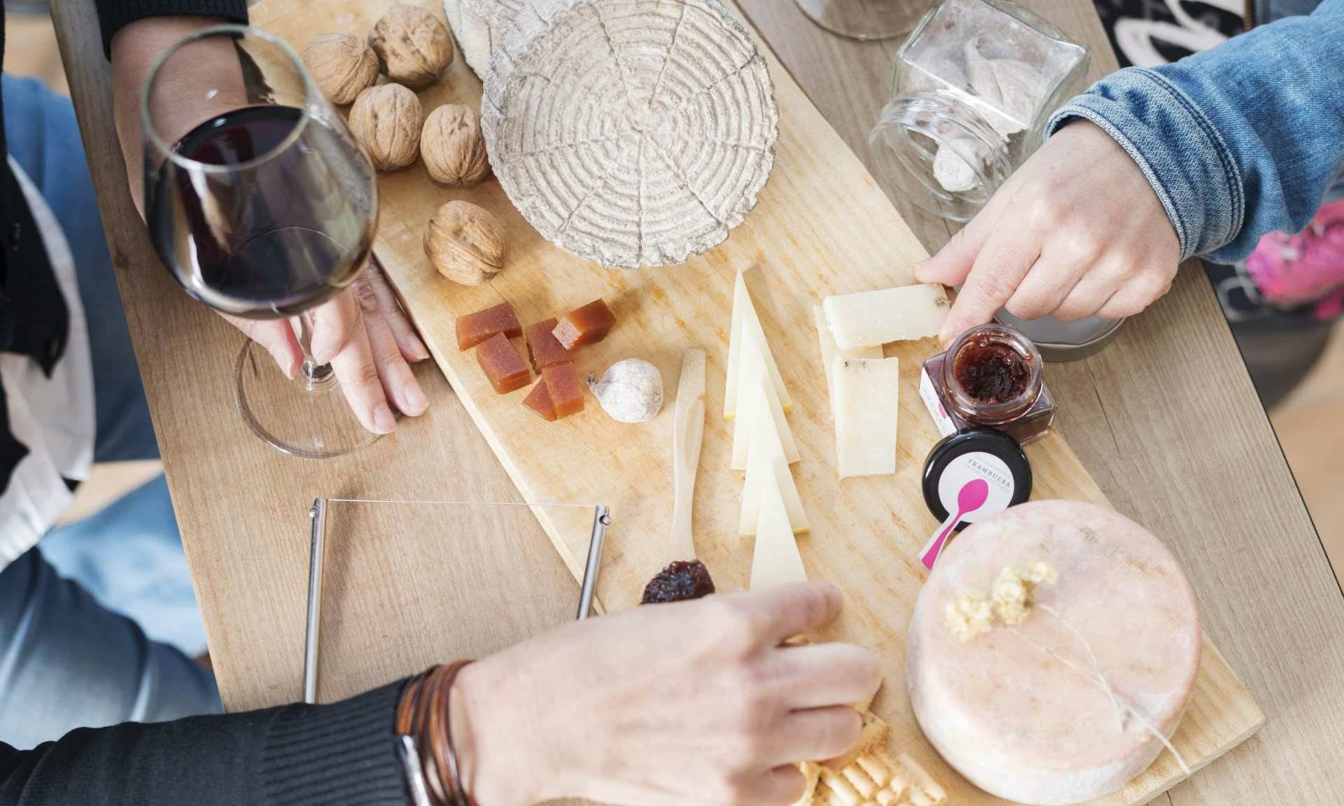 Los vinos de la D.O.P. Ribera del Guadiana son el mejor maridaje con los quesos, ibéricos y recetas extremeñas.