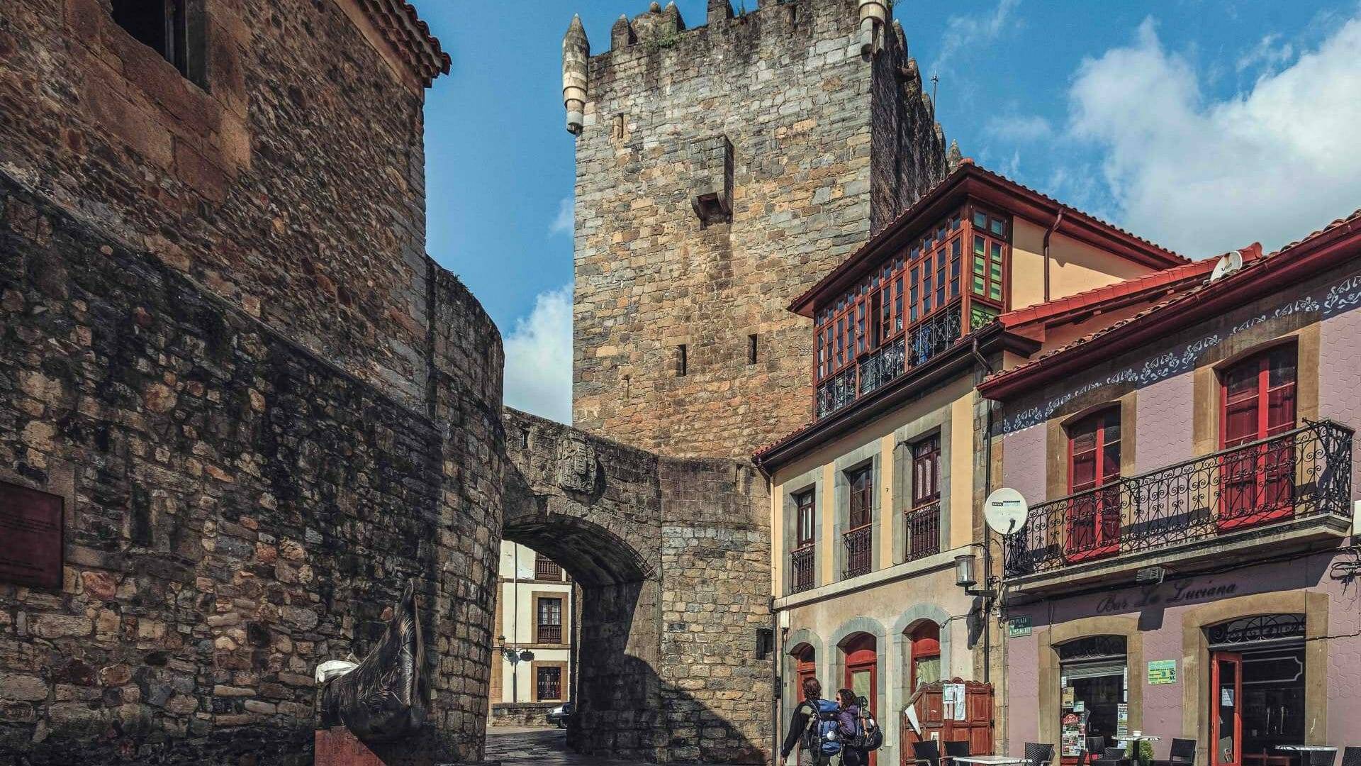 La torre medieval de Salas, una de las más bellas localidades medievales de Asturias. ©Paco Currás.