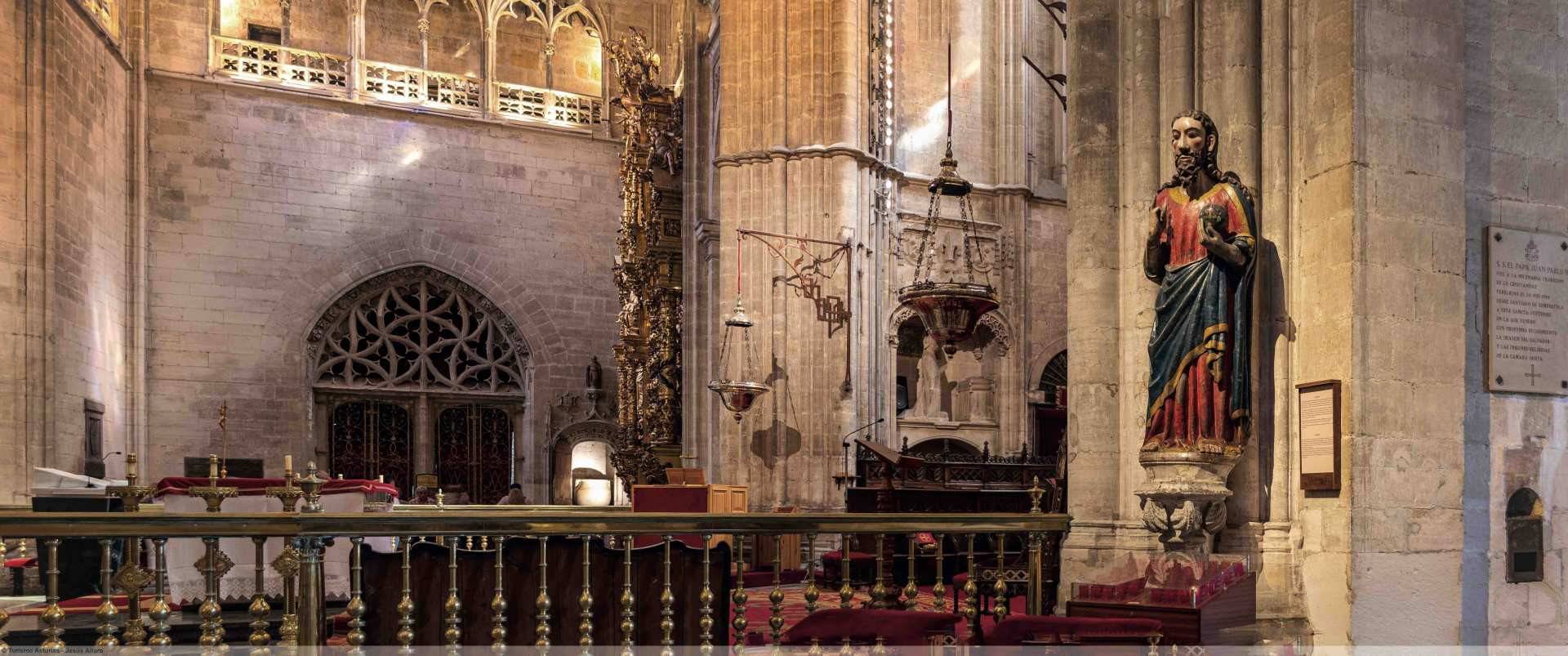 La talla de San Salvador es venerada por los peregrinos que visitan la Catedral de Oviedo/Uviéu. ©Jesús Alfaro.