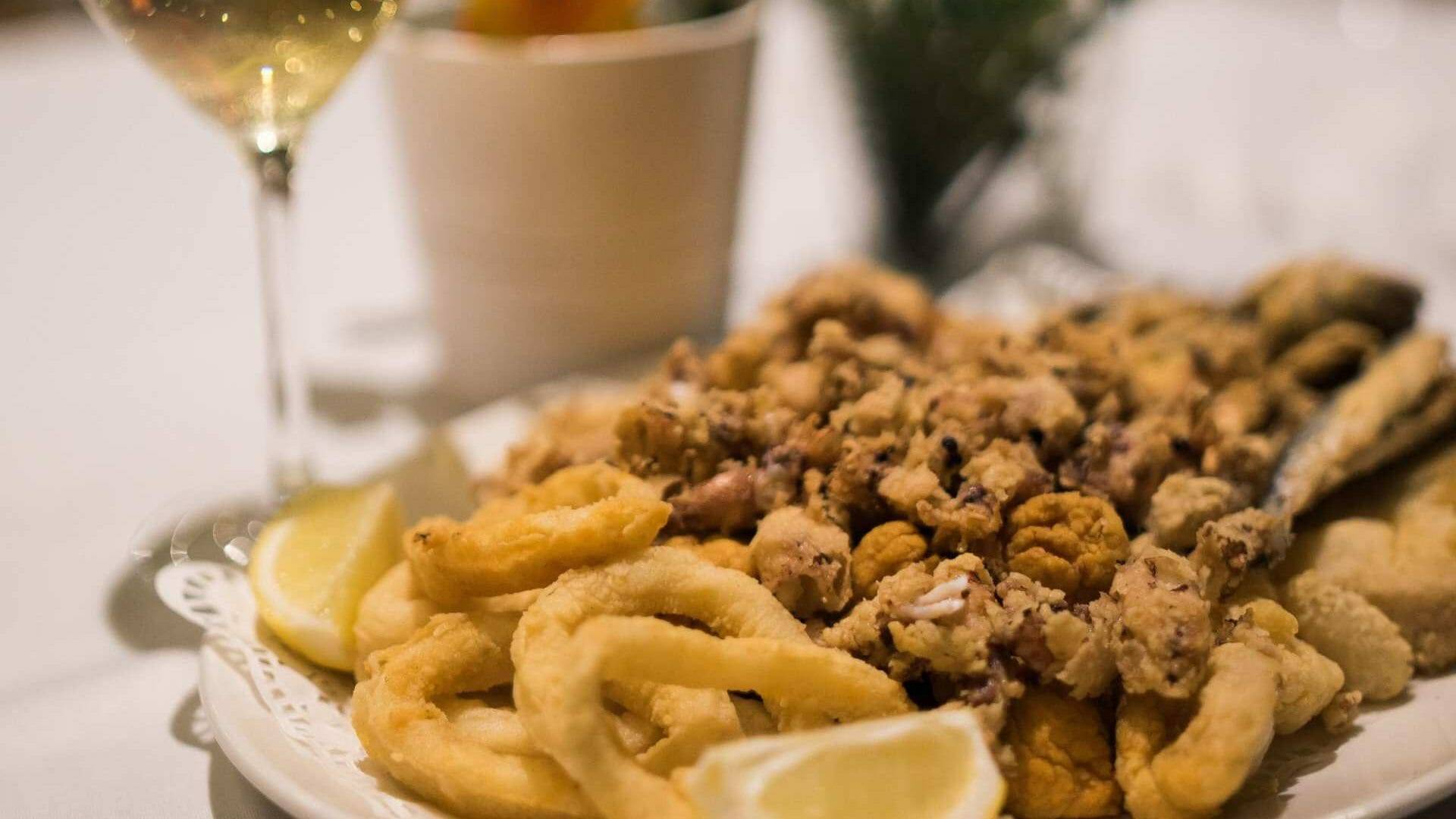 Fritura al estilo andaluz libre de gluten en Círculo Marisquería.
