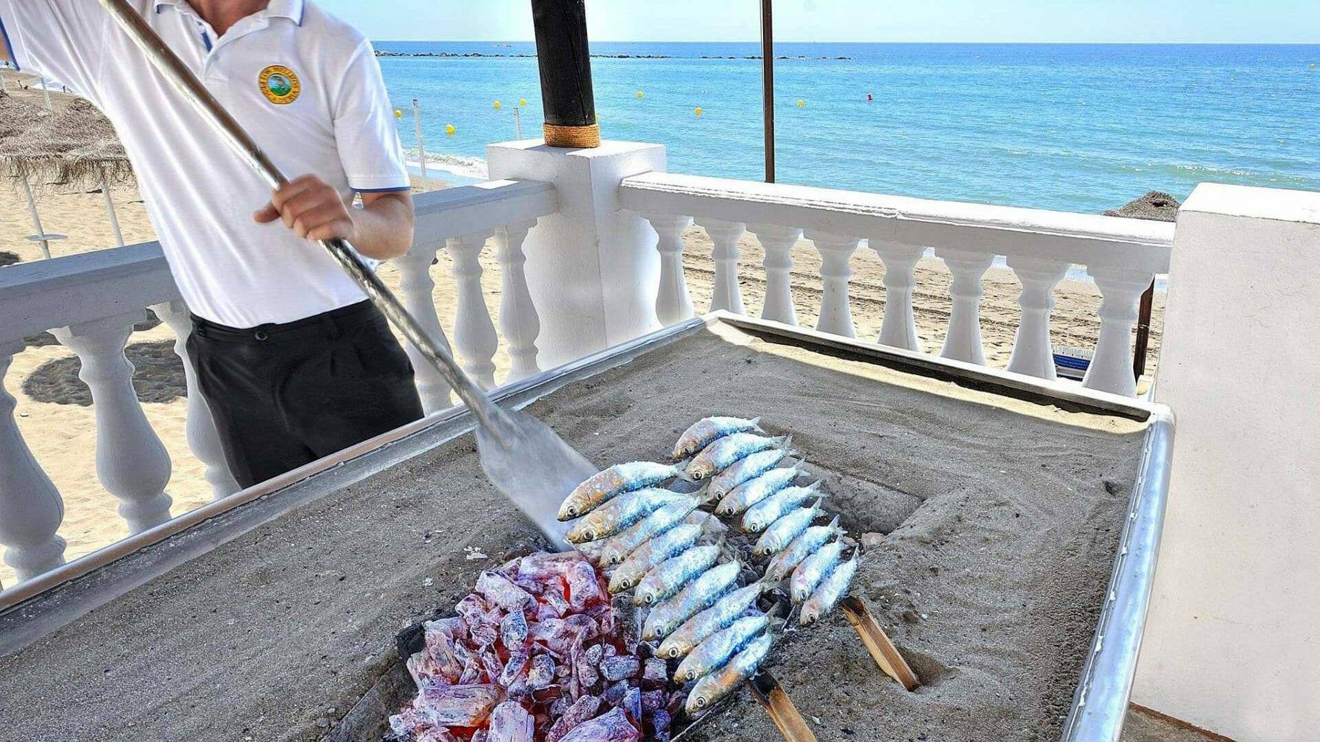 Espetos, arroces y parrilladas de mariscos con vistas al mar en Los Mellizos-Saint Tropez, en Benalmádena Costa. 