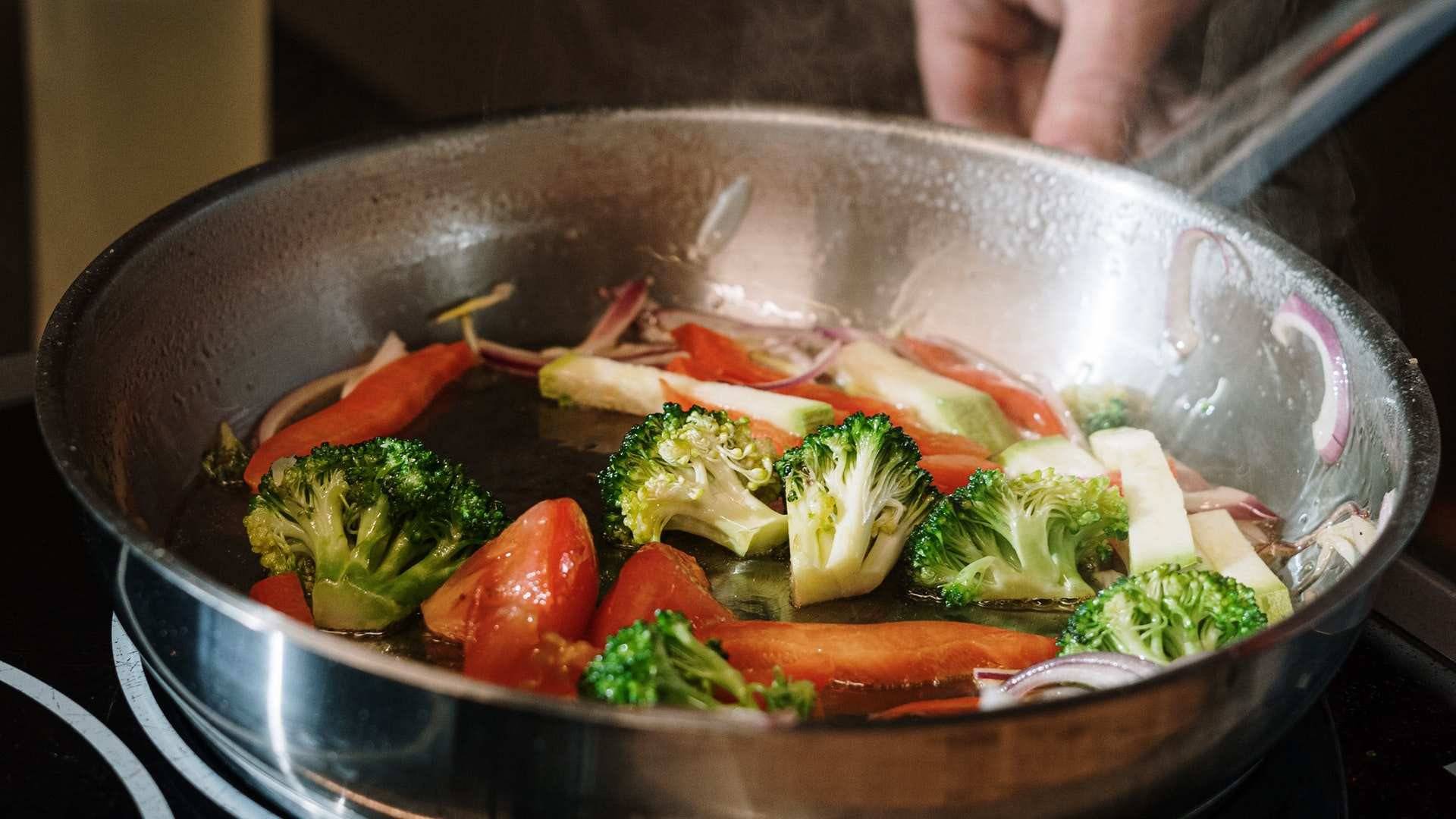 Las mejores técnicas para cocinar es al vapor, en el horno o a la plancha pero si prefieres freír utiliza aceites como el de oliva o girasol.
