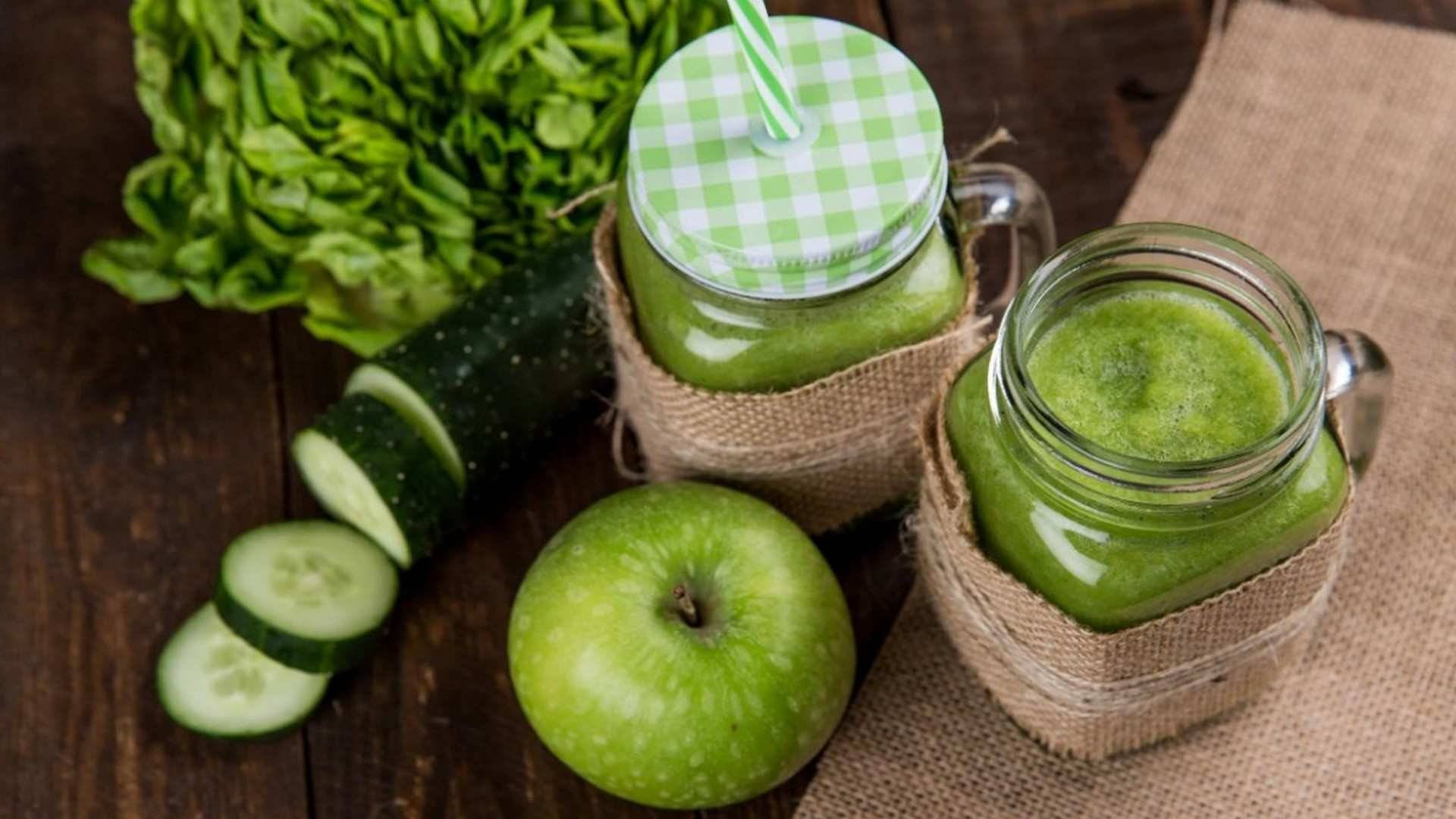 Zumo de manzana, pepino, lima y hierbabuena