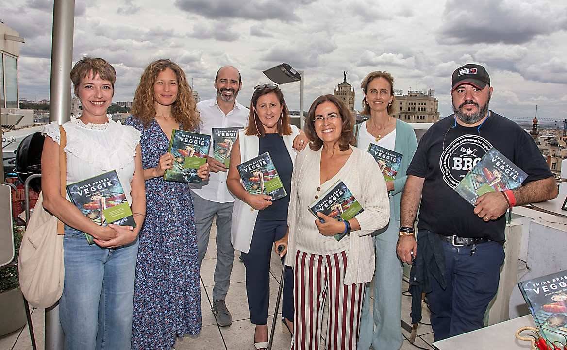 Presentación del libro "Entre brasas veggie" en la terraza Picalagartos, en Madrid.