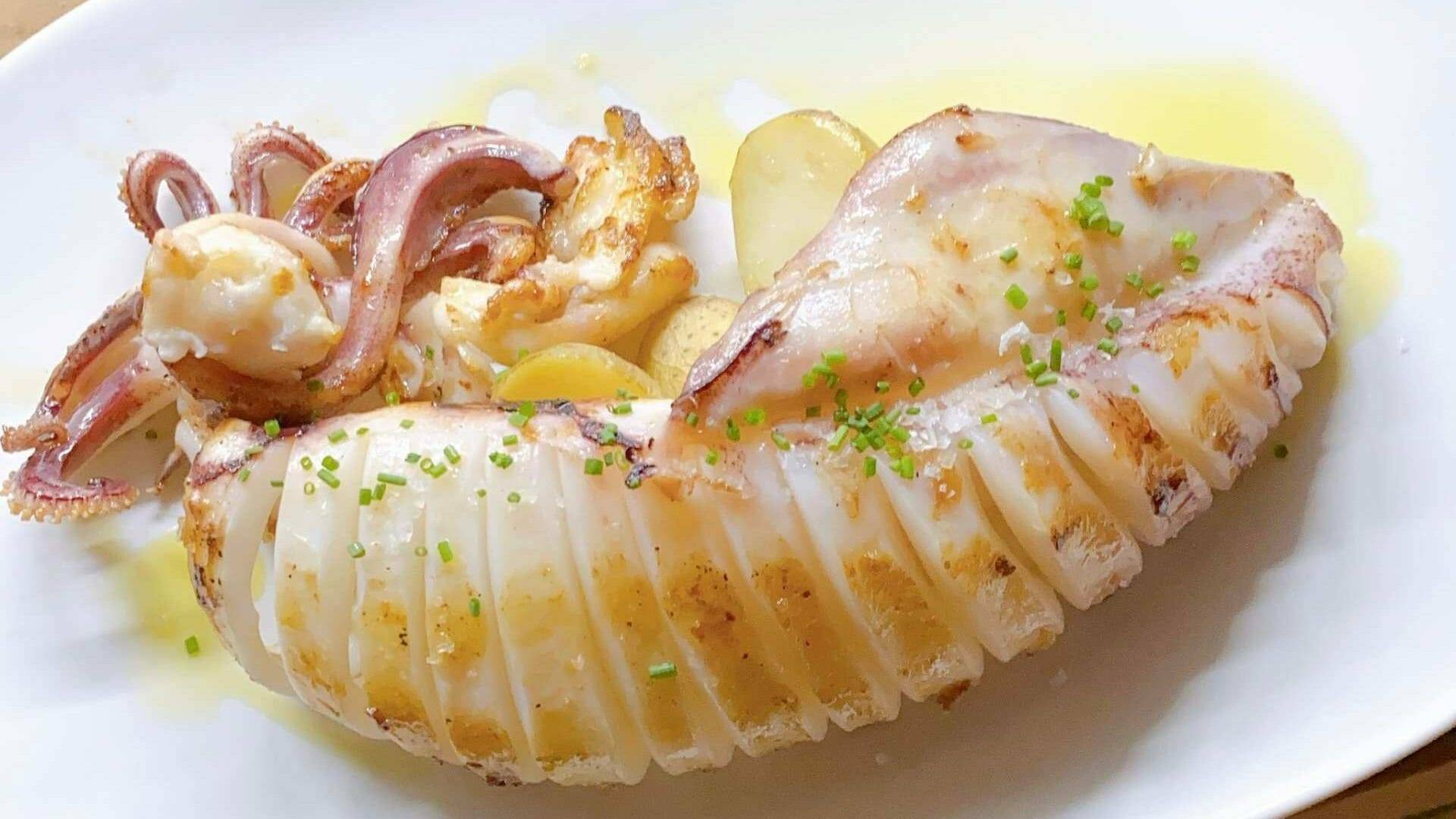 Calamar de playa. Pescados y mariscos de la lonja llegan cada día a las mesas de Fandango.