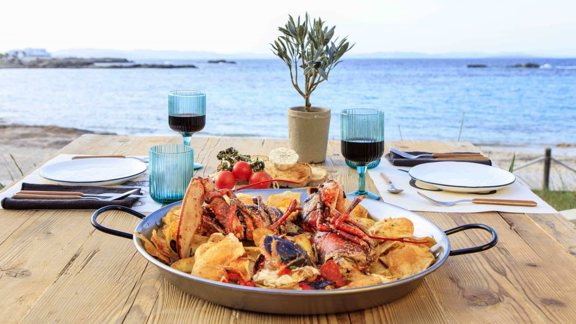 Comer, beber, bailar, vivir... Así es Fandango, el estreno con más 'flow' del verano en Formentera