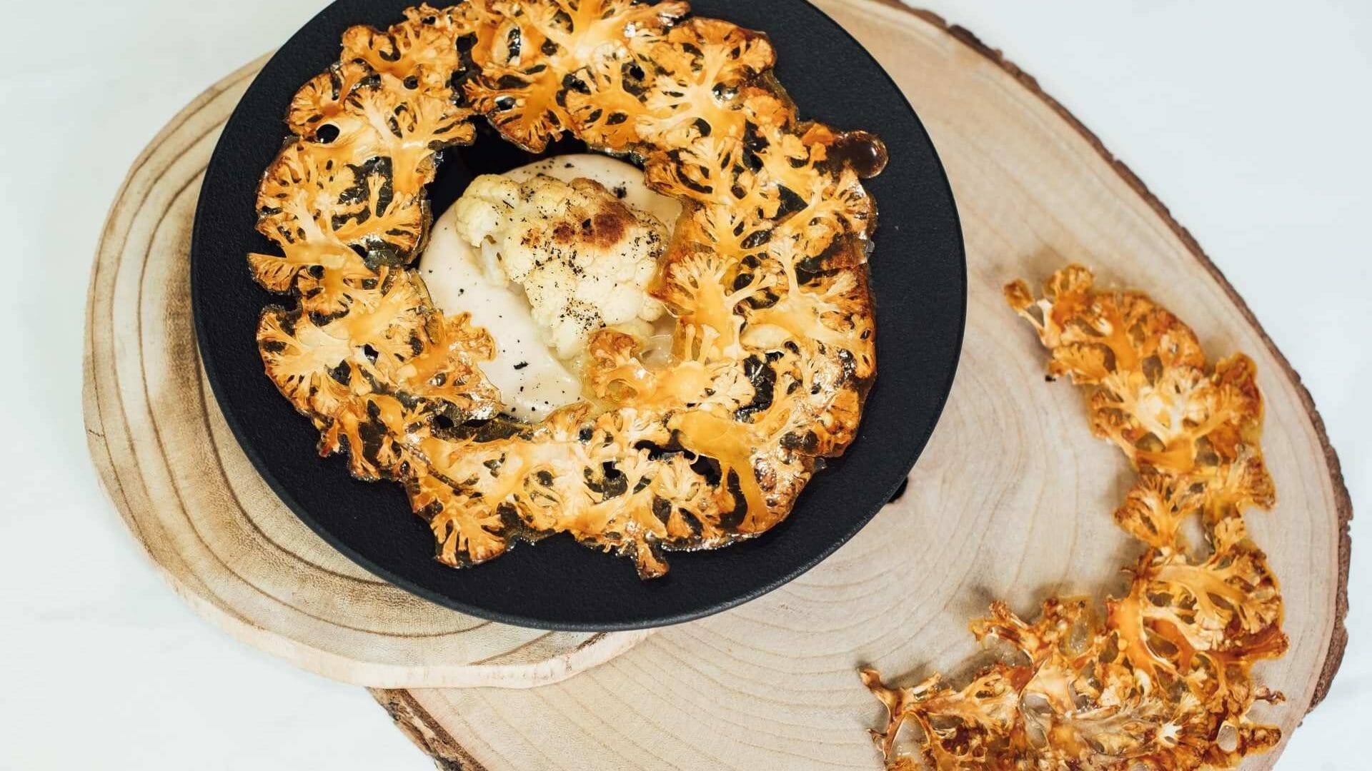 Coliflor de Calahorra guisada en mantequilla Noisette bechamel ahumada con caviar de esturión y su crujiente. Exquisito.