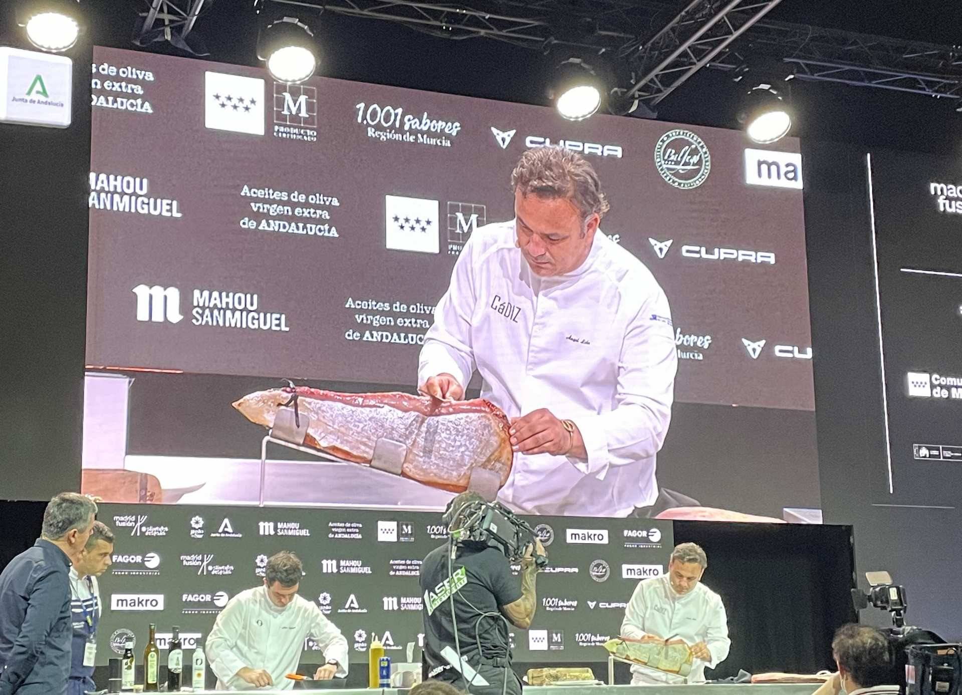 Ángel León cortando lonchas de su 'jamón marino'.