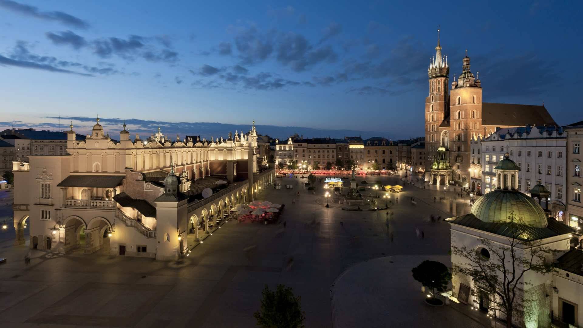 La plaza del Mercado, Rynek Glowny, la mayor plaza medieval de Europa. 