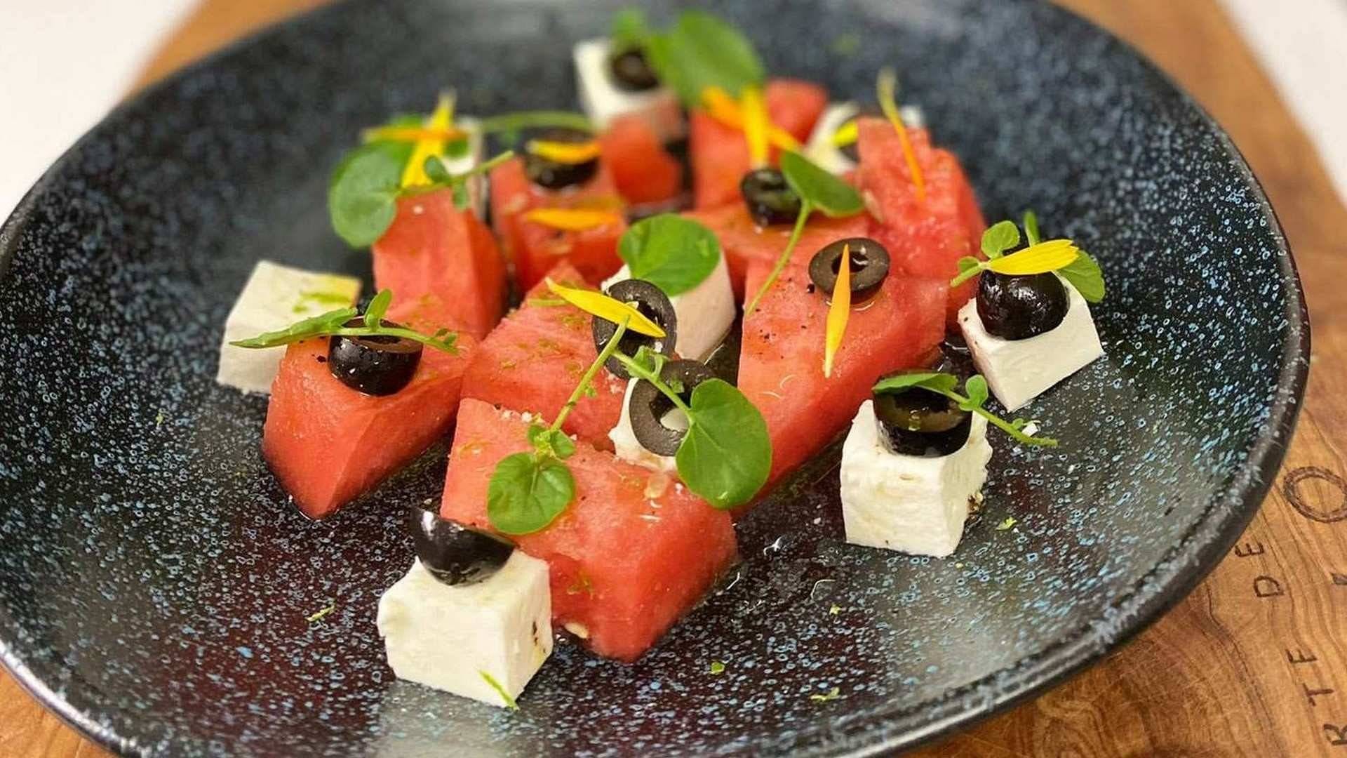 Receta de ensalada de sandía con queso feta y vinagreta de lima