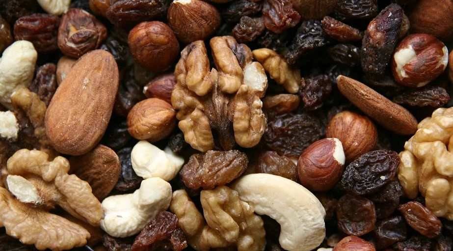 Frutos secos, en especial las nueces, avellanas y almendras, así como pipas de girasol entre otros.