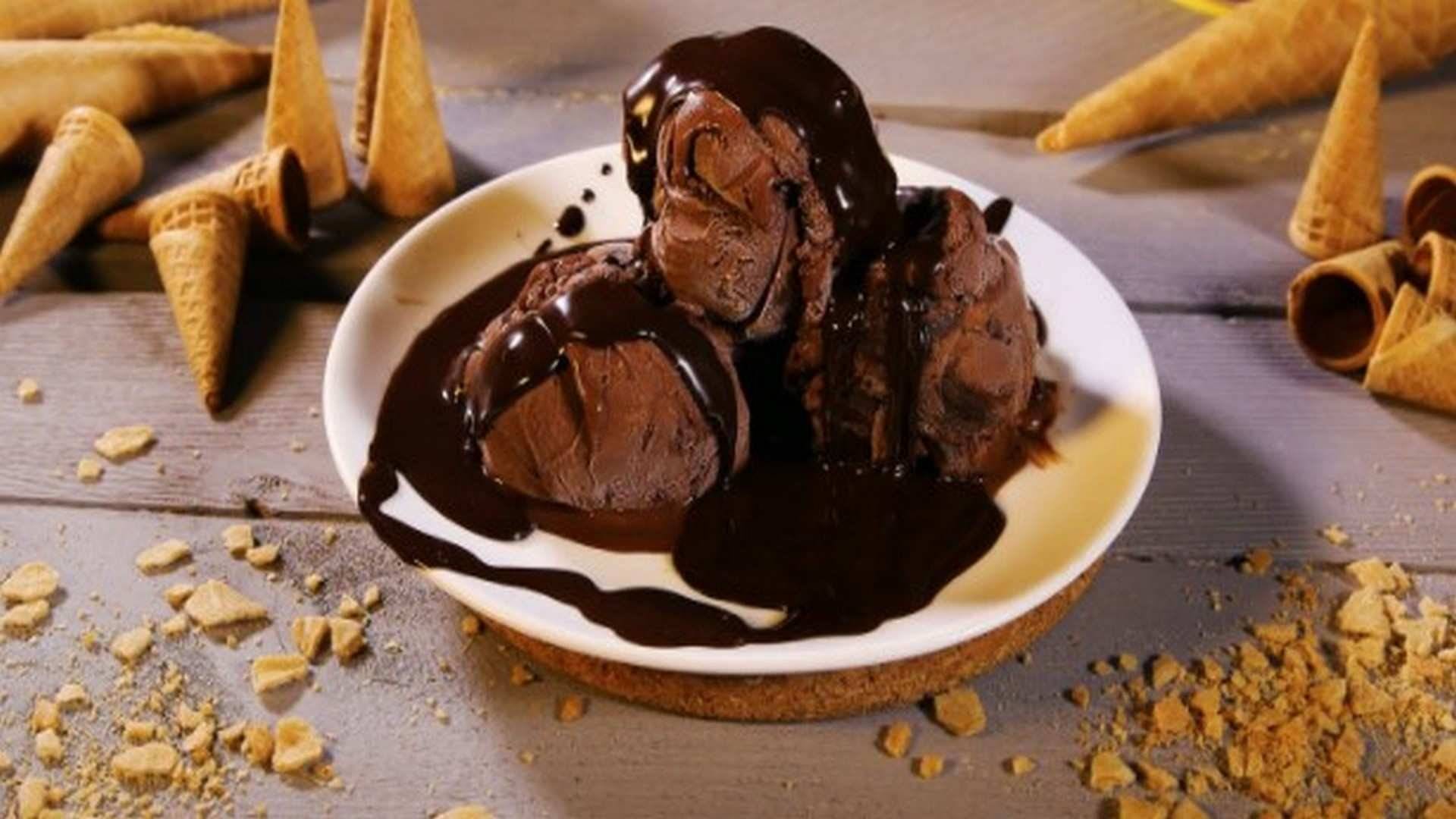 Receta de helado de chocolate para hacer en casa sin heladera