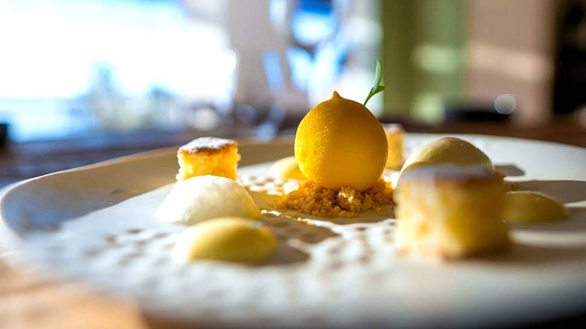Alta repostería: receta de limón mimético relleno de sorbete de champagne, granizado de ginebra y helado de albahaca y lima