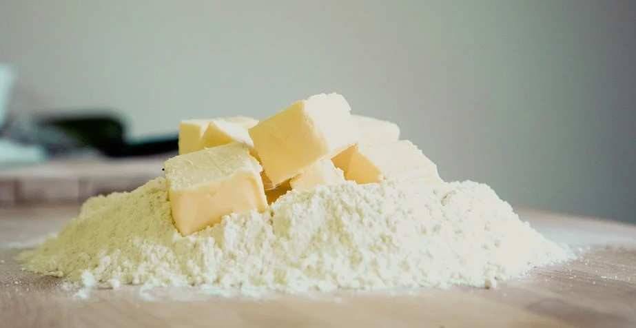 Evita los alimentos ricos en grasas saturadas como la mantequilla