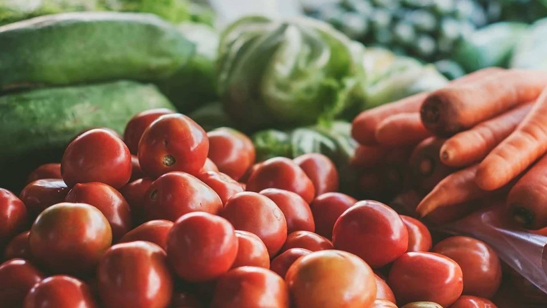 Alimentos como la zanahoria, el tomate o el pimiento verde ayudan a mantener nuestro bronceado debido a su contenido en betacaroteno