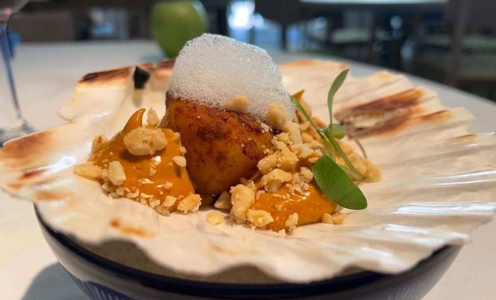 Vieira asada con caldo de coco y lemon grass