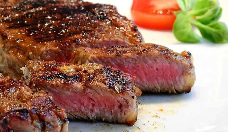 Para controlar tu colesterol, reduce el consumo de carne como la ternera.