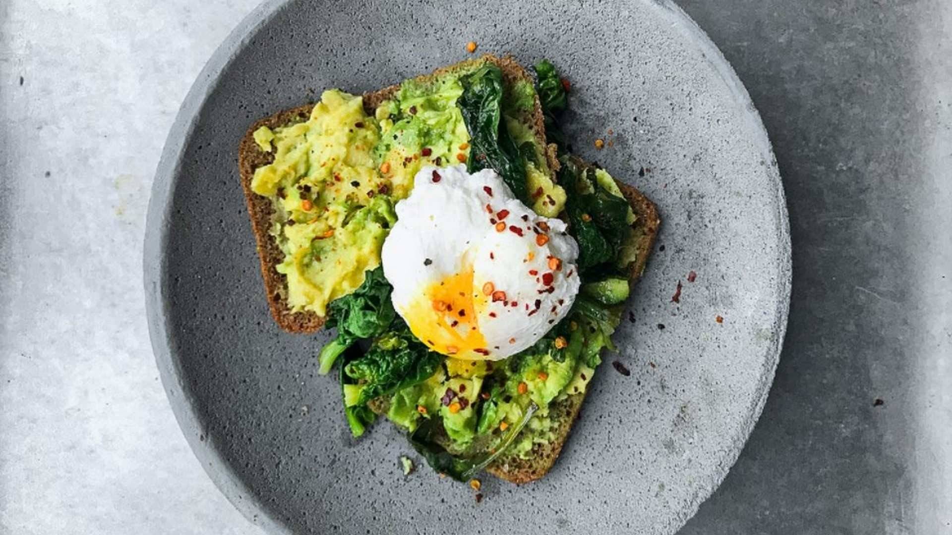Receta de Tosta de Aguacate y huevo poché