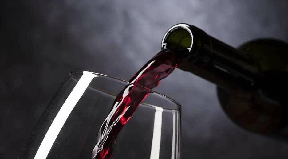 Un vaso de vino tinto de calidad en las comidas.