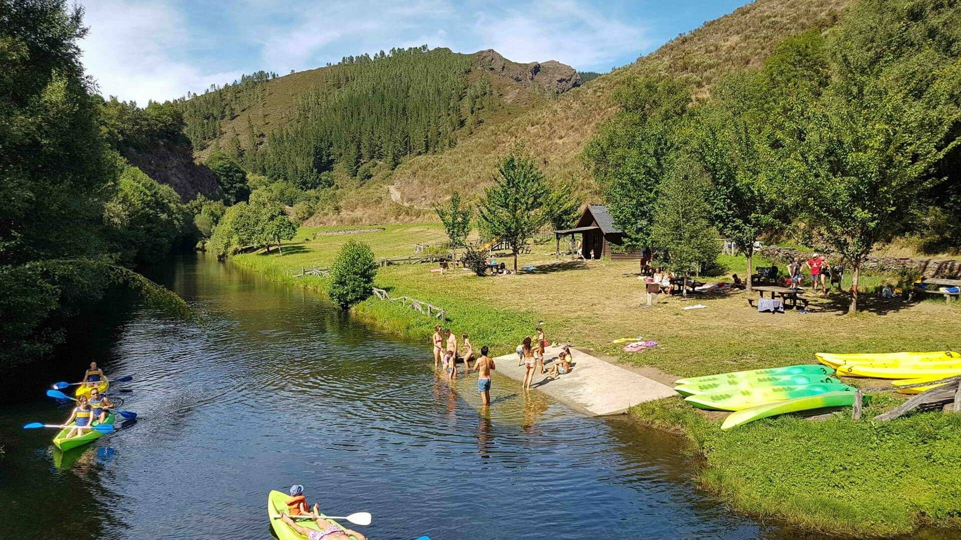 Área Recretativa de Ferreira. Canoas de Santalla. Los paseos en canoa por los ríos son un plan divertido para toda la familia.  Foto: ©Turismo de Asturias.