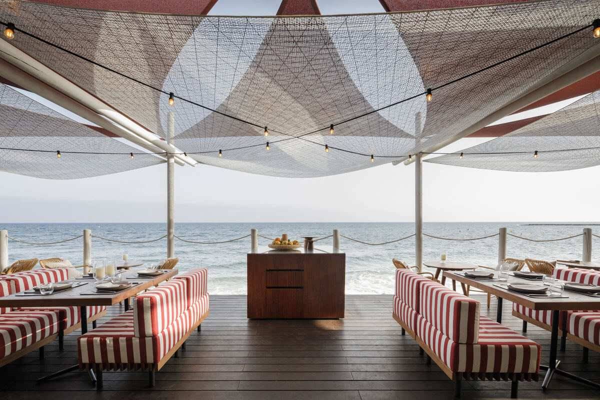 Todo listo para disfrutar de una comida junto al mar en Soleo, el chiringuito del hotel Fuerte Marbella.