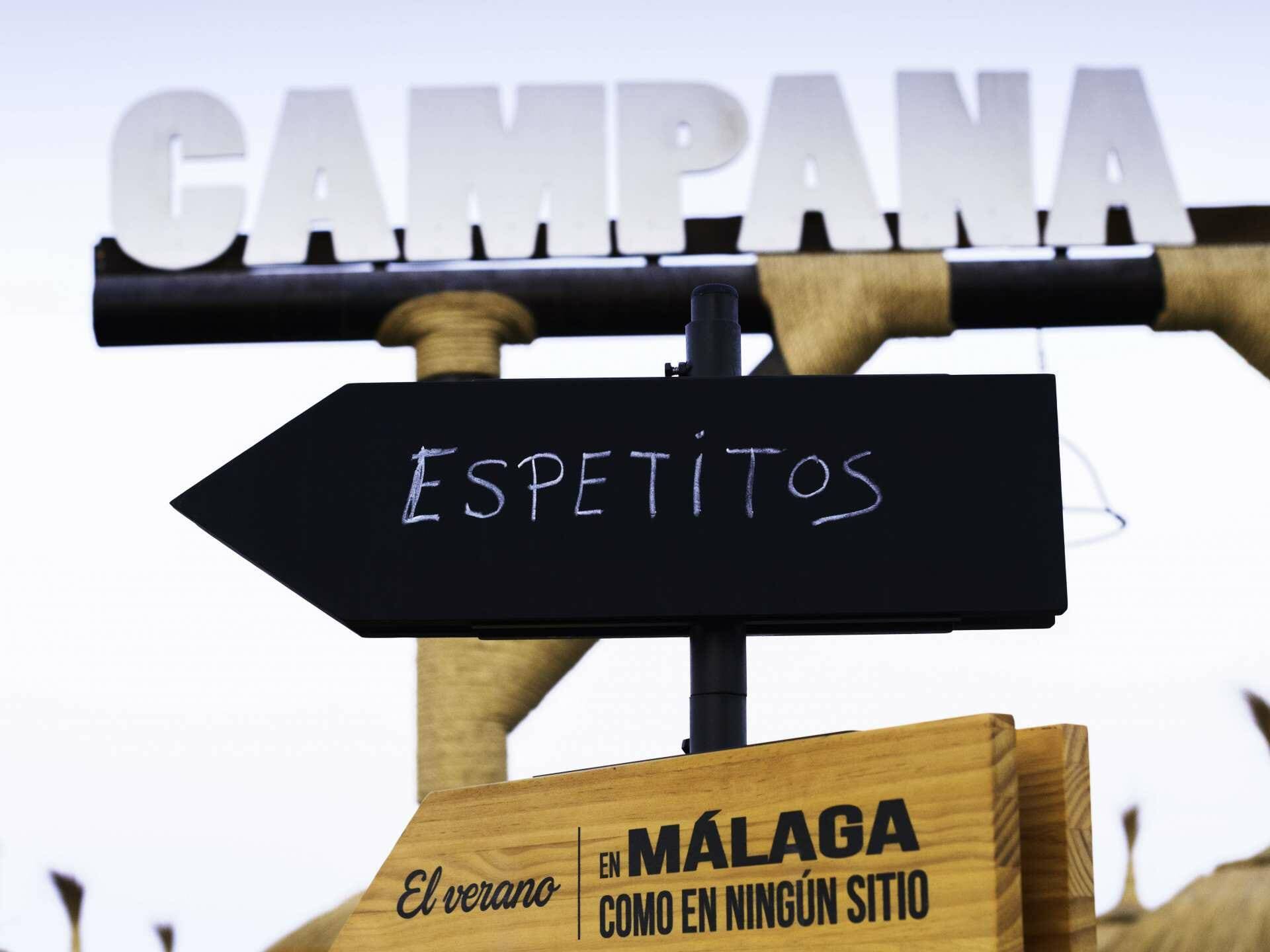 En las playas de Málaga encontrarás los chiringuitos donde se preparan los famoso espetos de sardinas.