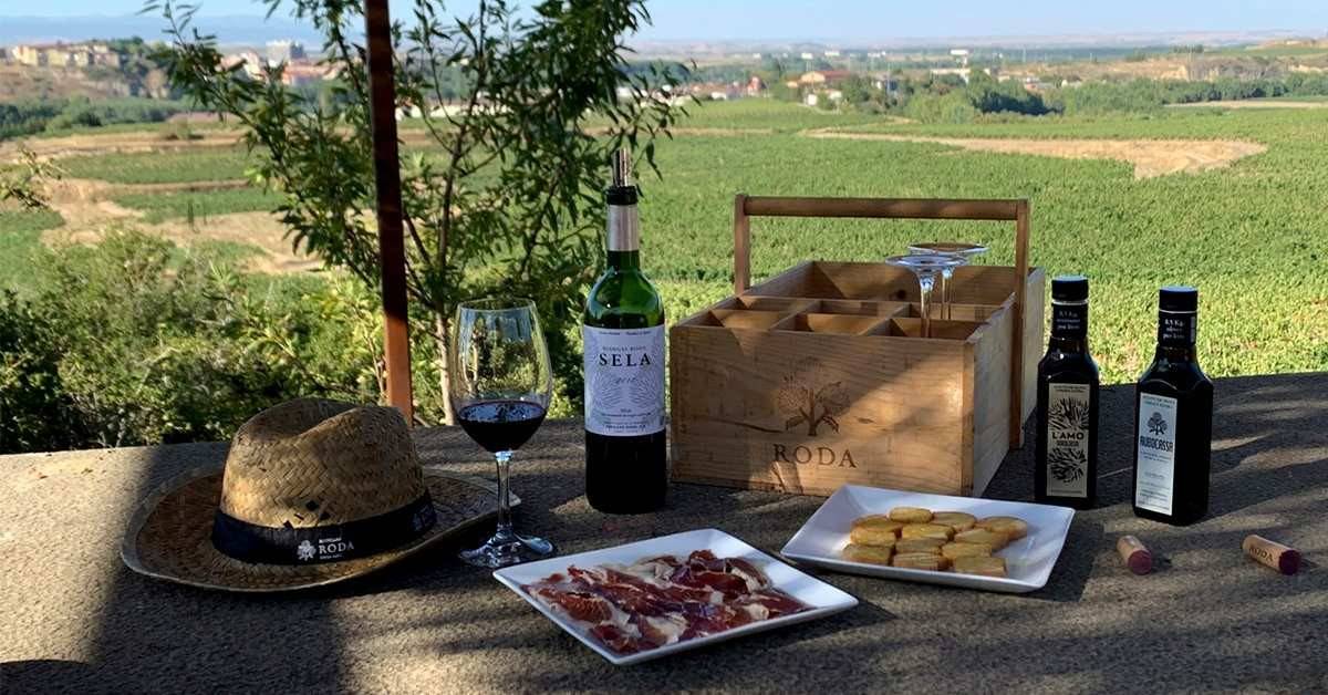 Bodegas Roda invita a tomar el aperitivo con vistas al río Ebro.