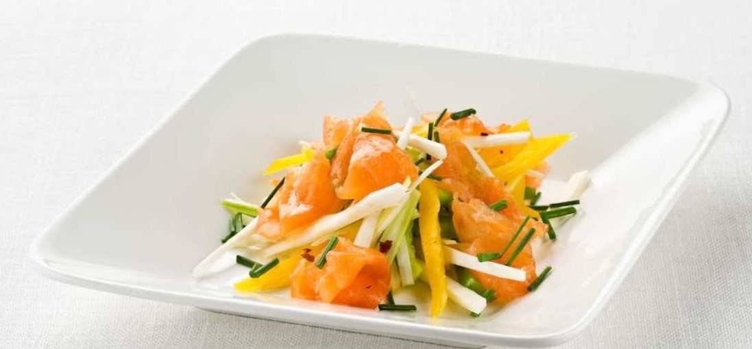 Salmón Noruego ahumado y ensalada picante de crudites