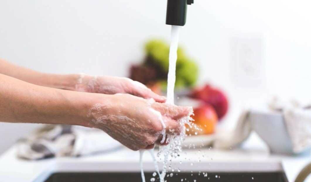 Lavarse las manos bien y a menudo es fundamental para eliminar las bacterias.