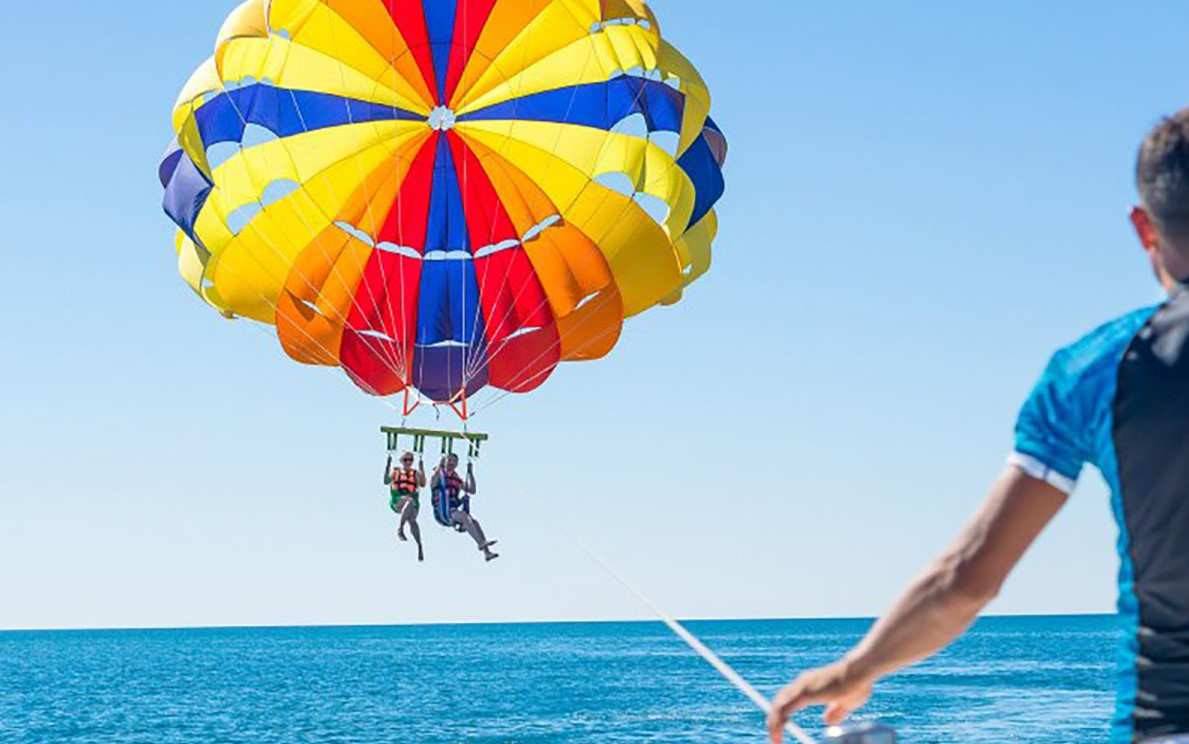 Parasailing, una de las actividades que ofrece el Puerto deportivo de Marbella