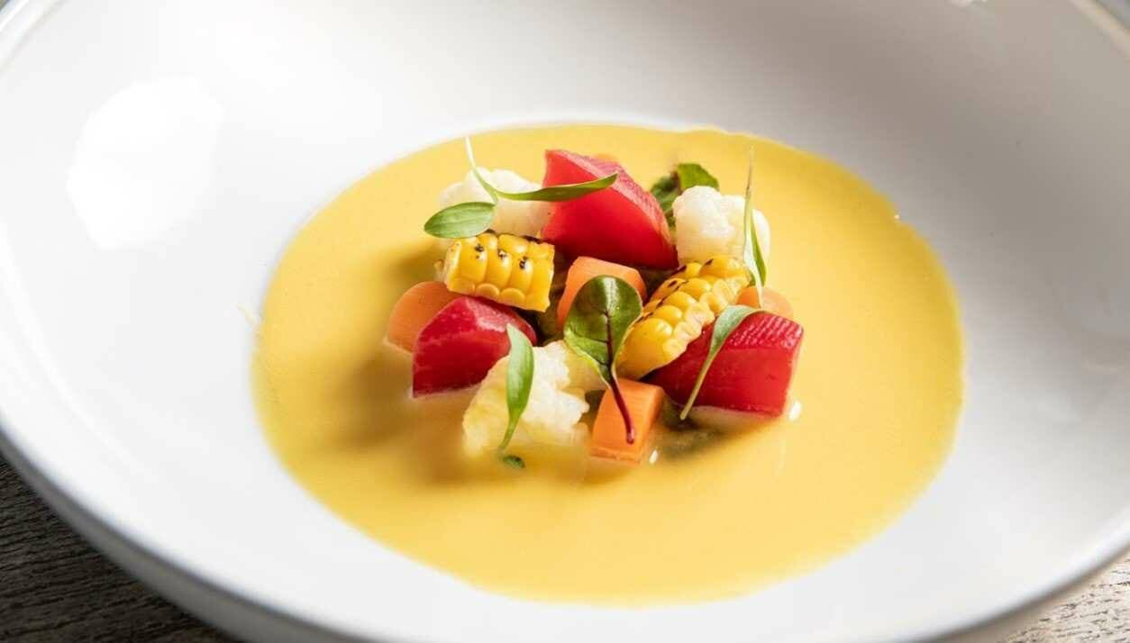 Sopa de maíz fría con verduras encurtidas y mojo de aguacate, en Boho Club