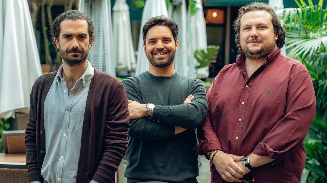 Álvaro Aguiar, Pablo Casas y "Pucho" (Ignacio Suárez de Toledo), el trio de empresarios que están detrás del restaurante