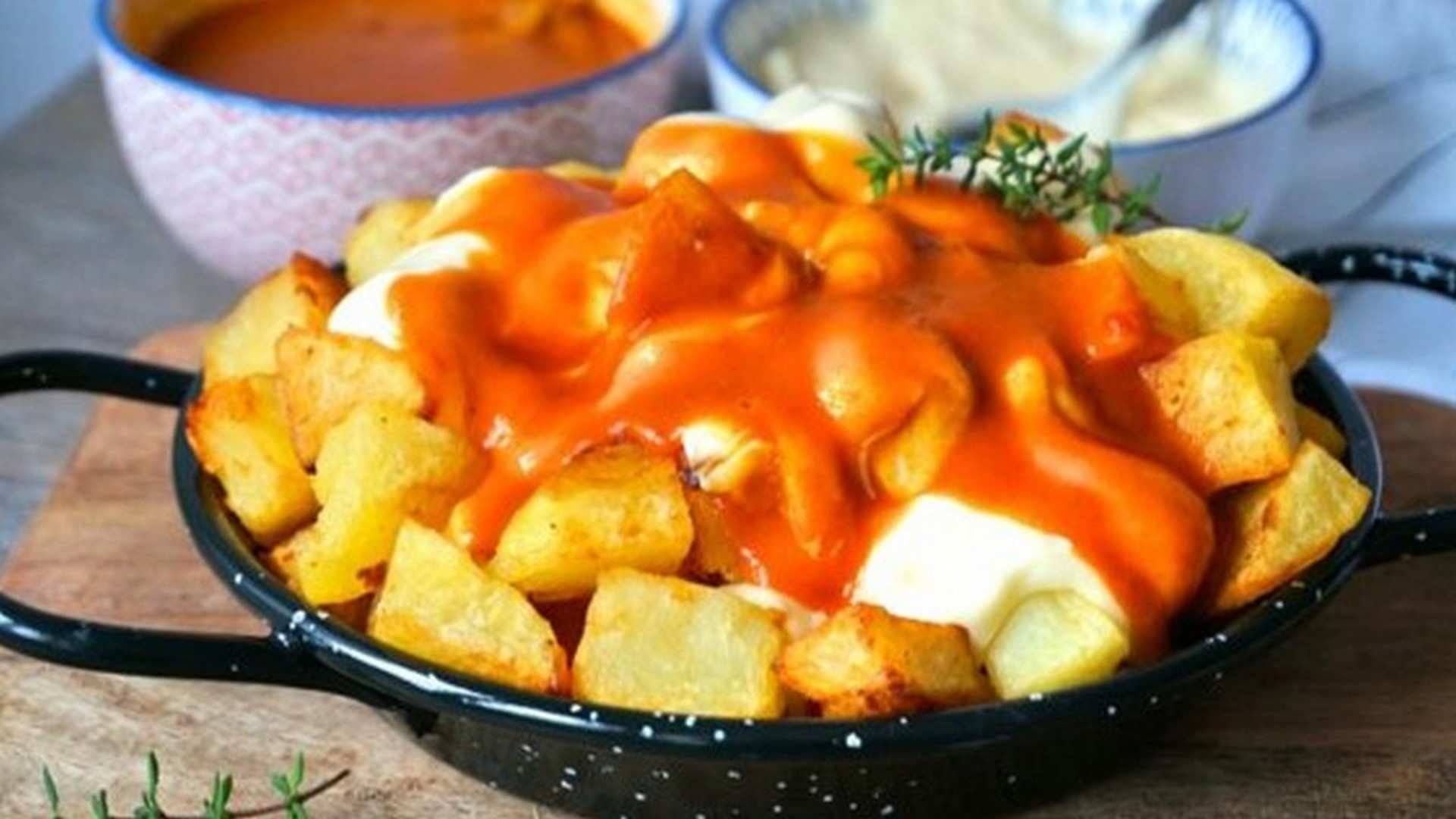 La mejor manera de comer patatas bravas