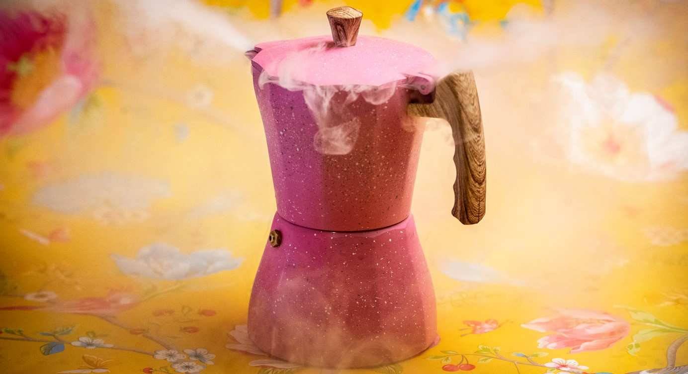 El tiramisú se sirve en una cafetera rosa
