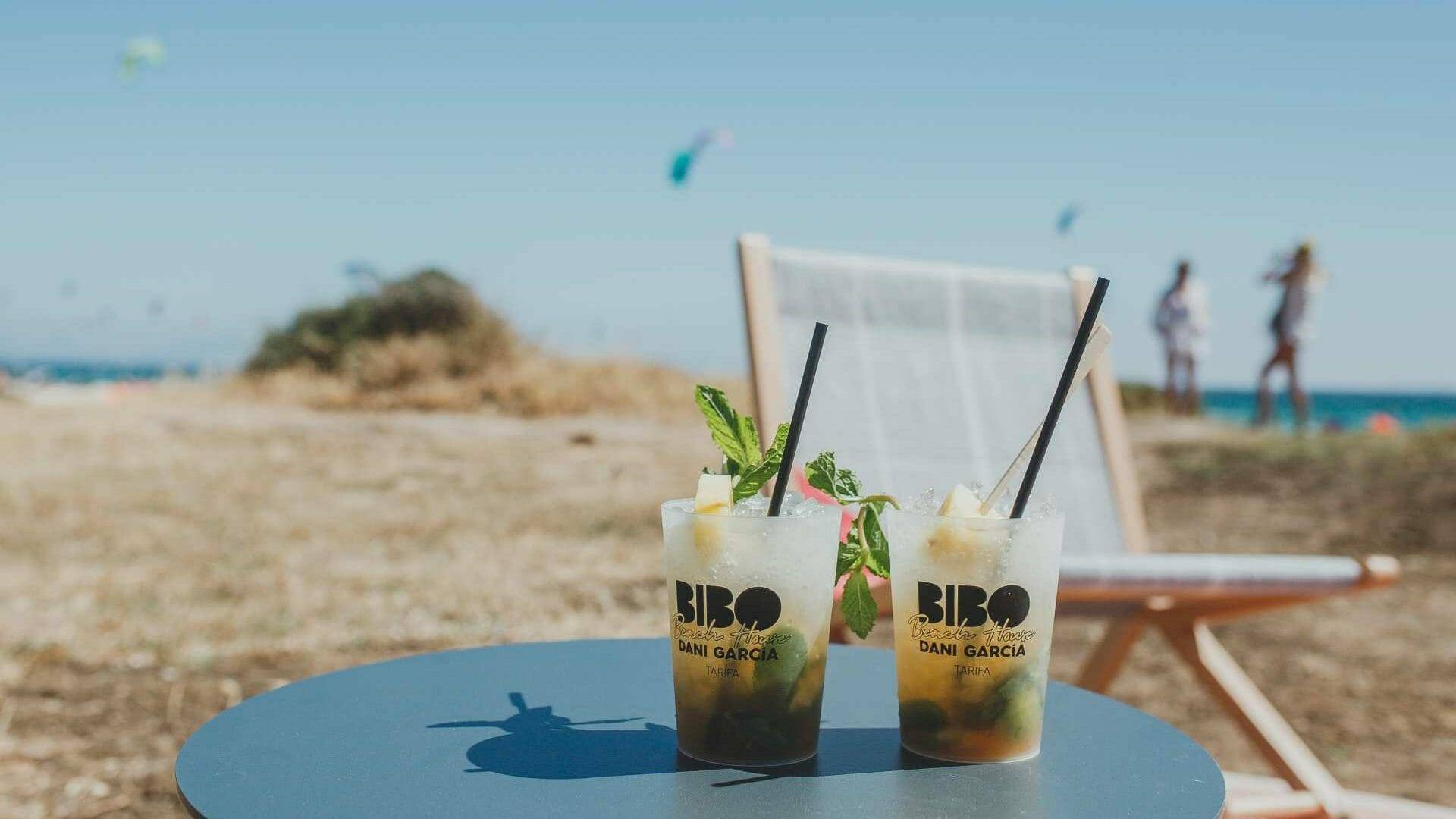 La cocina de Dani García, los cócteles, la arena de la playa y hasta zona de deportes en Bibo Beach House.