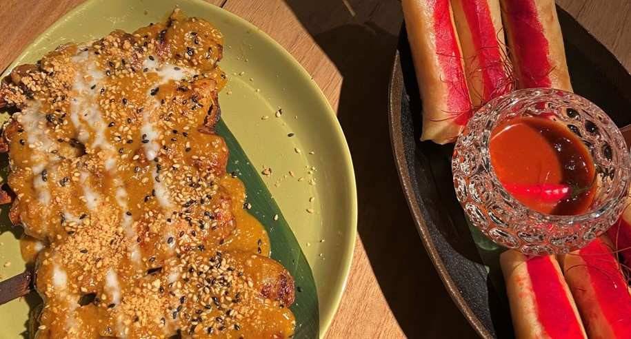 Piruletas de Kai Satay y rollitos de langostinos y mango