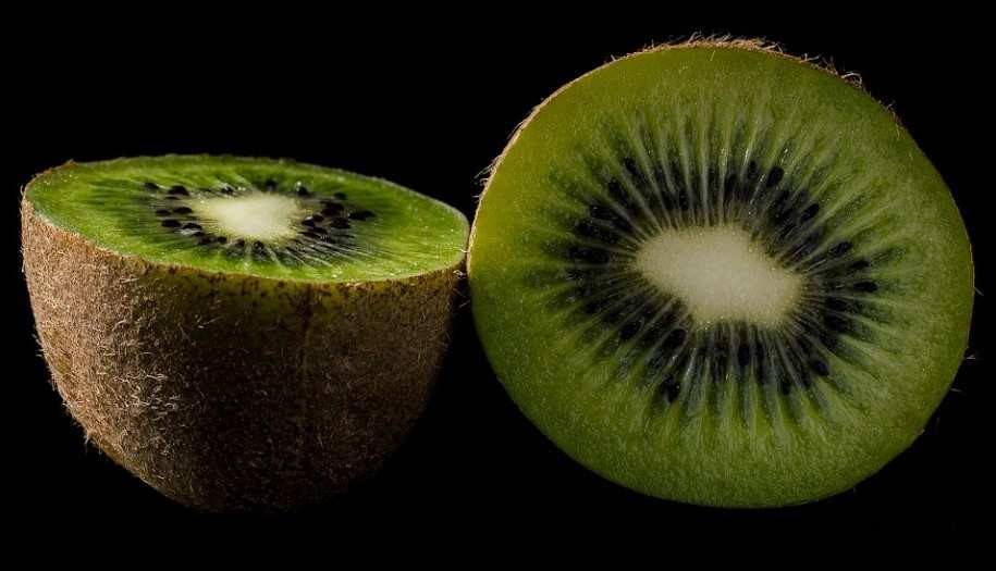 El kiwi es uno de los alimentos que nos ayudan a mantener una piel hidratada.