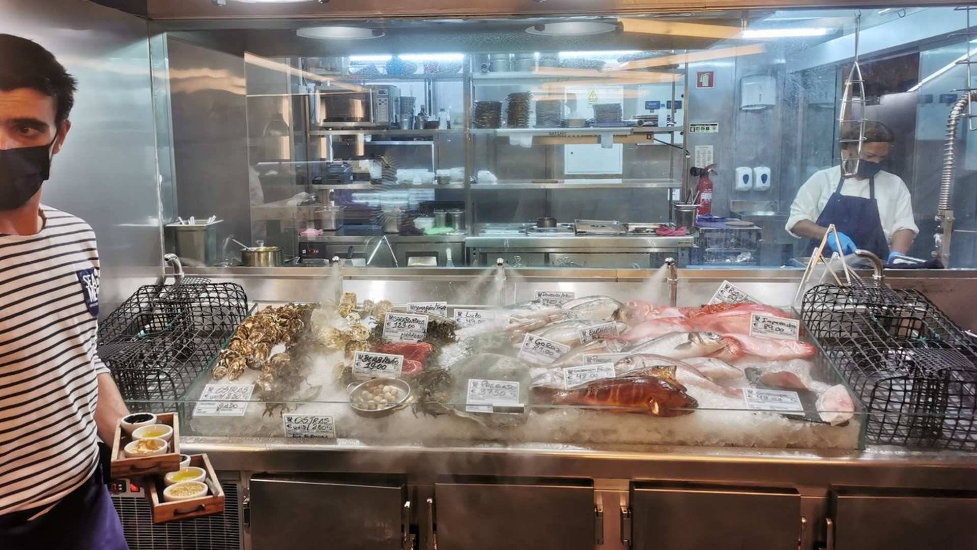 Elige el pescado o marisco que más te guste en el mostrador del Sea Me, en Lisboa