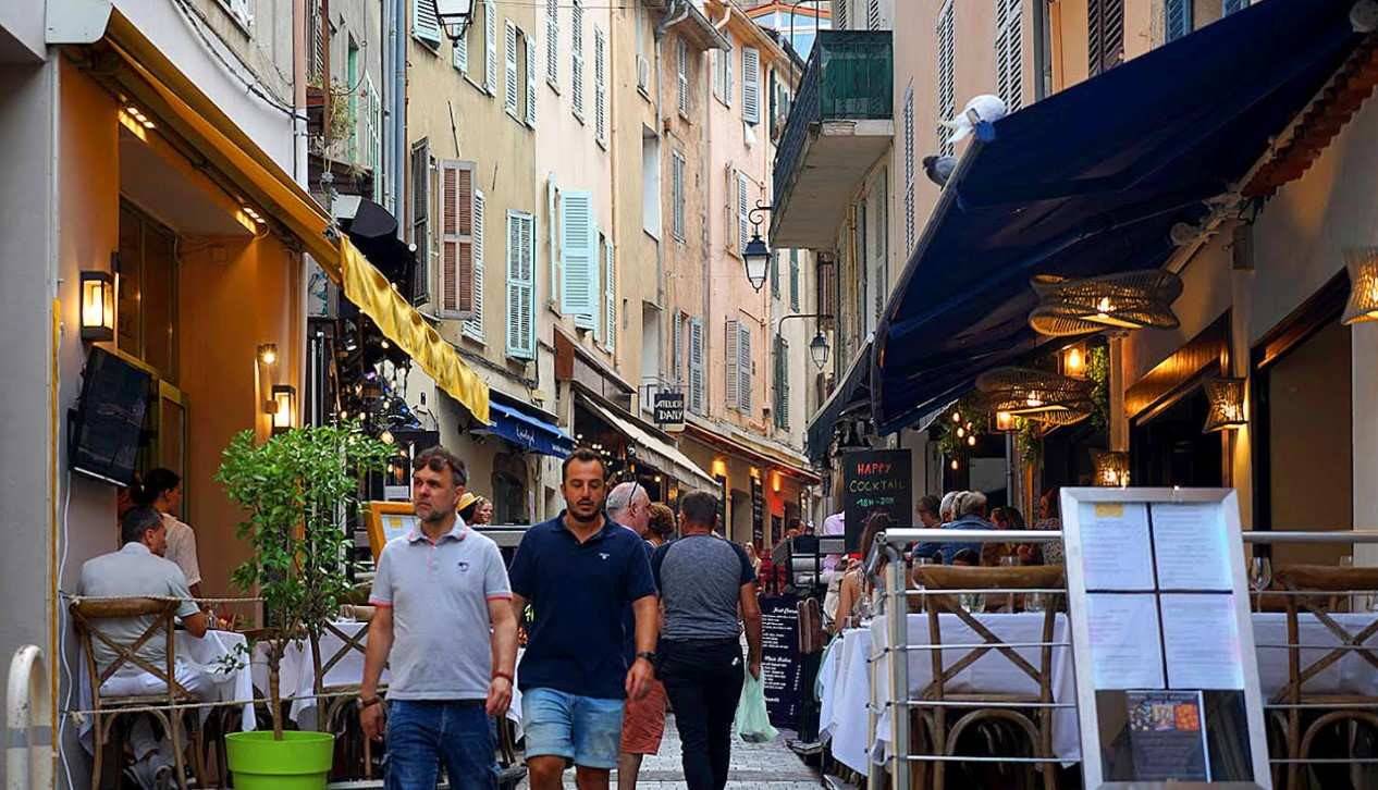 Restaurantes y comercios plagan las alegres calles de Le Suquet, en Cannes