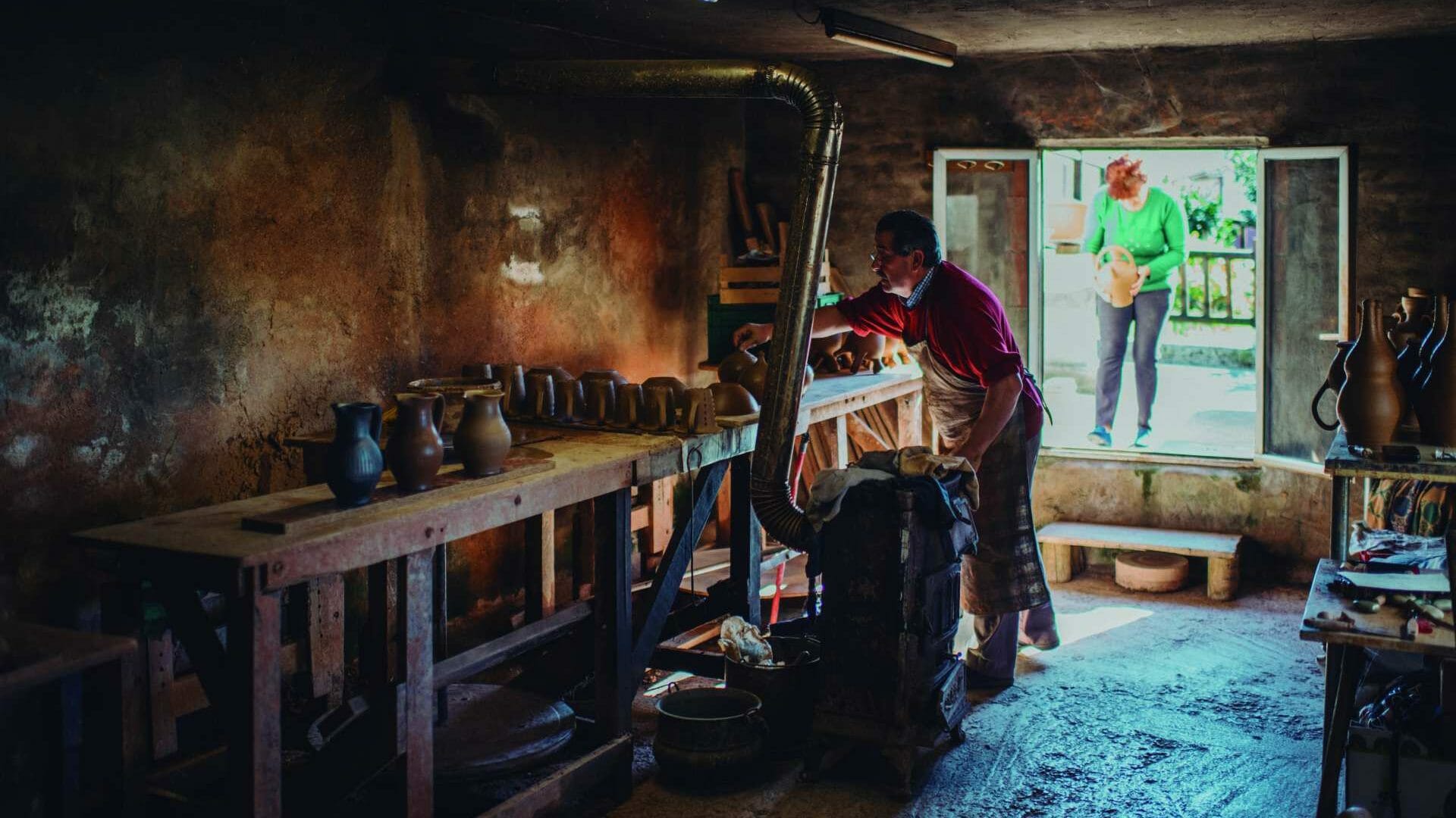 Llamas de Mouro es una pequeña aldea conocida por su cerámica negra. Ya solo queda un taller artesano. Foto © Pelayo Lacazette.